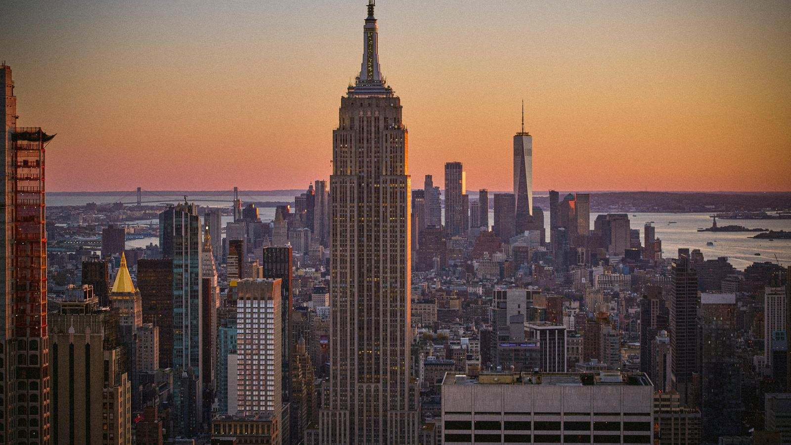 Vue aérienne de Manhattan au crépuscule, avec l'Empire State Building et One World Trade Center
