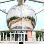 Les sphères et les tubes de l'Atomium de Bruxelles vus depuis l'entrée du monument