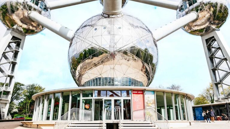 Les sphères et les tubes de l'Atomium de Bruxelles vus depuis l'entrée du monument