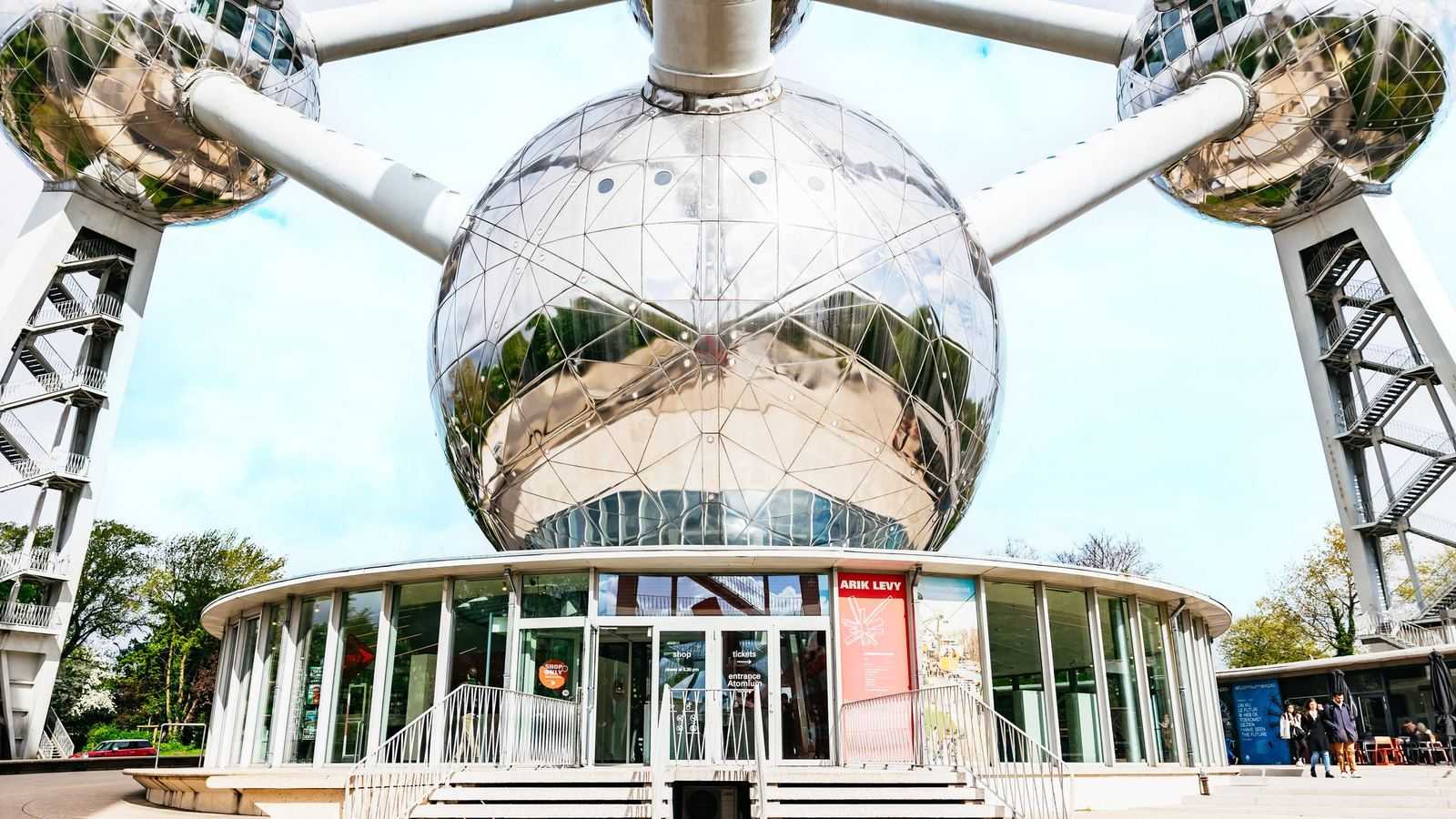 Les sphères et les tubes de l'Atomium de Bruxelles vus depuis l'entrée du monument