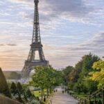 La tour Eiffel vue depuis les jardins du Trocadéro au lever du soleil