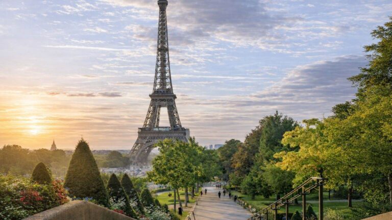 La tour Eiffel vue depuis les jardins du Trocadéro au lever du soleil