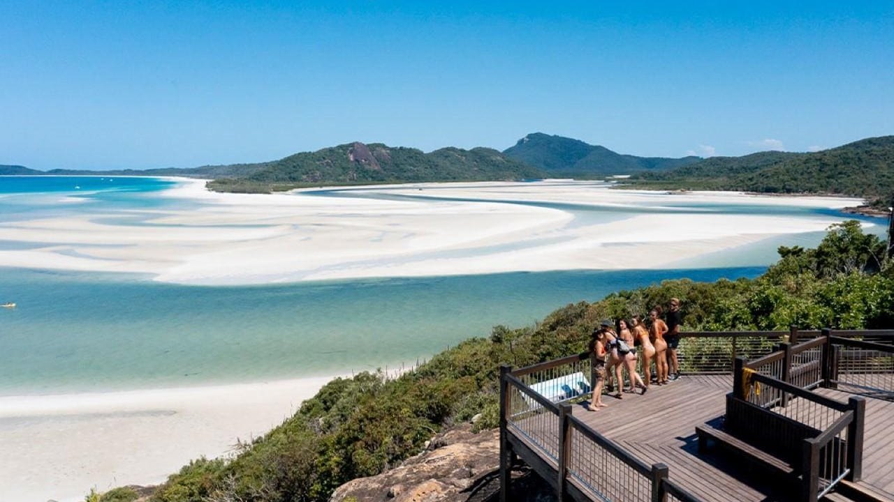 Le point de vue de Hill Inlet domine les bancs de sable blanc et l'eau turquoise des îles Whitsunday