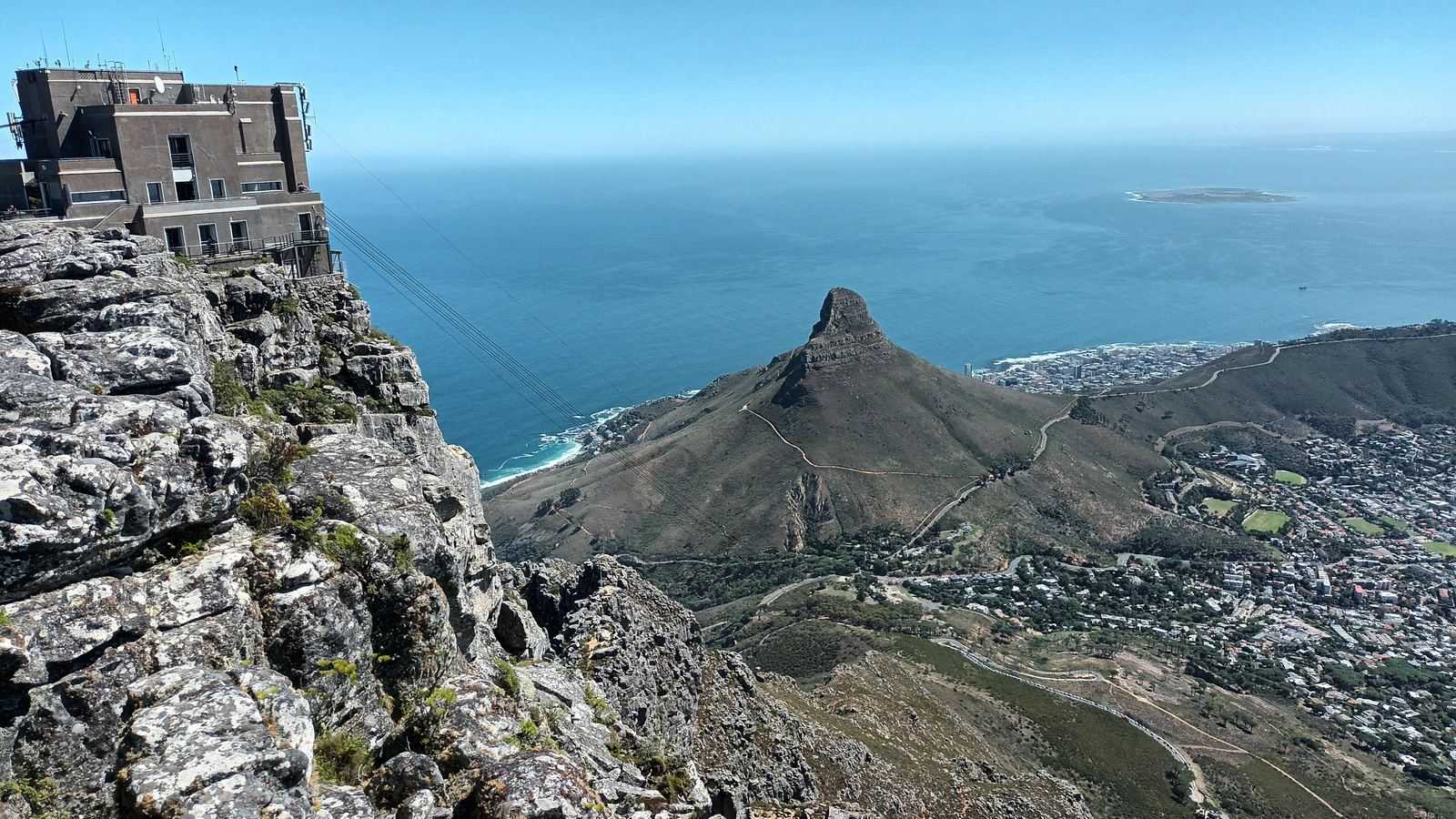 Vue depuis le sommet de Table Mountain sur Lion's Head et la baie du Cap