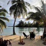 Des chaises face au lagon sous les palmiers, à Taha'a en Polynésie française