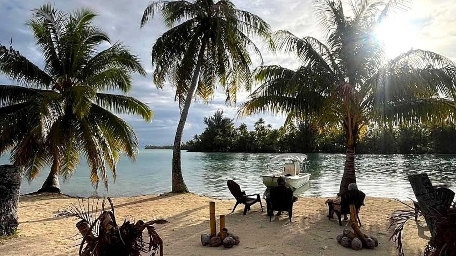 Des chaises face au lagon sous les palmiers, à Taha'a en Polynésie française
