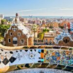 Le banc en mosaïque du parc Güell domine les pavillons de Gaudí, les toits de Barcelone et la mer