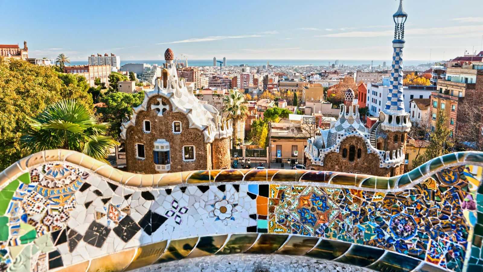Le banc en mosaïque du parc Güell domine les pavillons de Gaudí, les toits de Barcelone et la mer