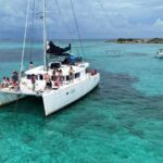 Un catamaran mouille dans les eaux turquoise au large de Nassau, aux Bahamas
