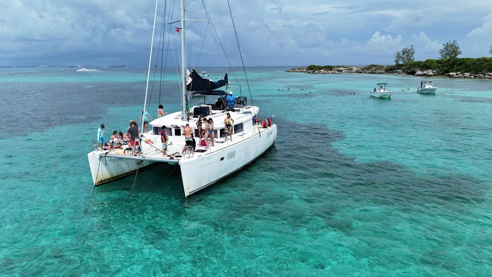 Un catamaran mouille dans les eaux turquoise au large de Nassau, aux Bahamas