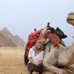 Les trois pyramides de Gizeh vues depuis le plateau, au petit matin