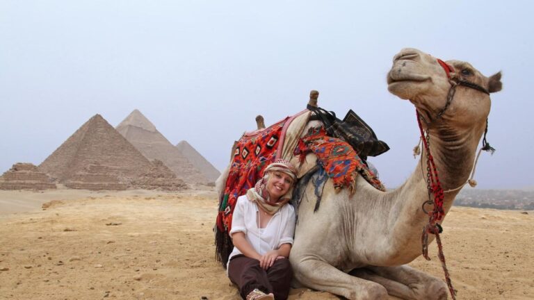 Les trois pyramides de Gizeh vues depuis le plateau, au petit matin