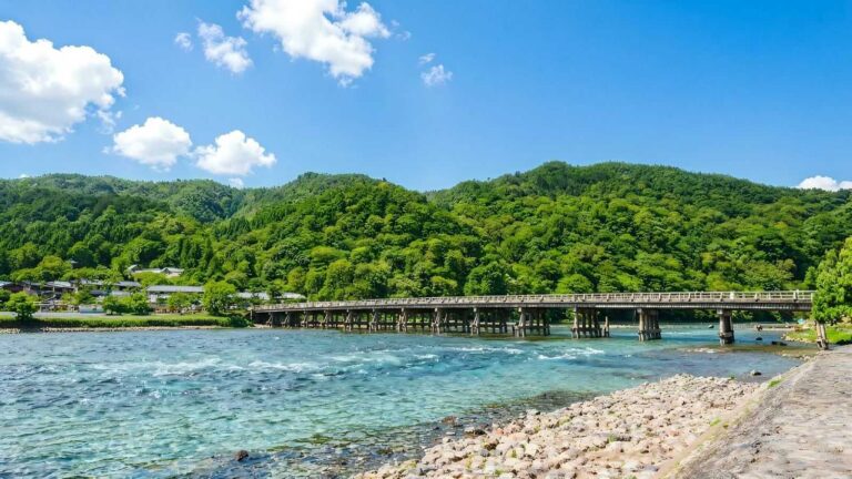 Le pont Togetsukyo enjambe la rivière Katsura à Arashiyama, Kyoto, entouré de collines boisées