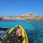 Une excursion en bateau approche les rochers et l'eau turquoise de la réserve naturelle des îles Lavezzi, en Corse
