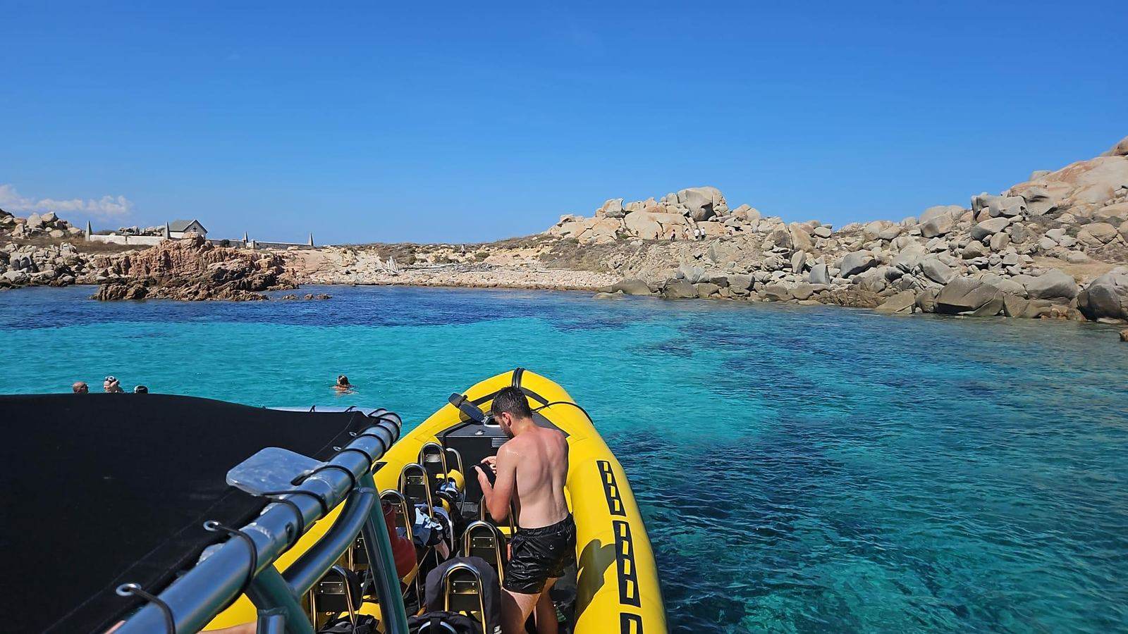 Une excursion en bateau approche les rochers et l'eau turquoise de la réserve naturelle des îles Lavezzi, en Corse