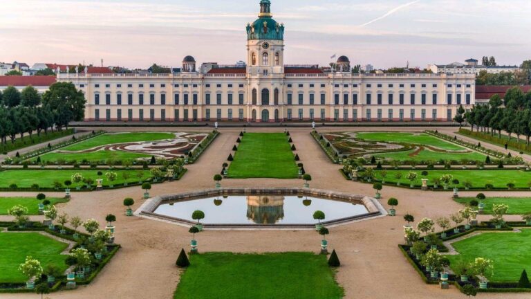 Le château de Charlottenburg à Berlin et ses jardins à la française, avec le bassin en miroir au premier plan