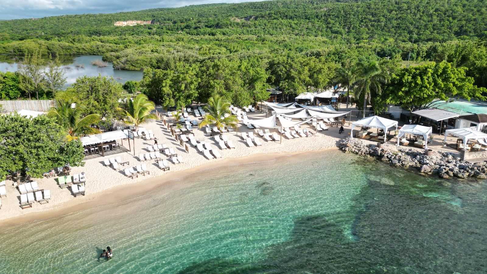 Vue aérienne d'un club de plage aux eaux turquoise à Montego Bay, en Jamaïque