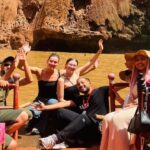 Des visiteurs en barque devant les cascades d'Ouzoud, au Maroc