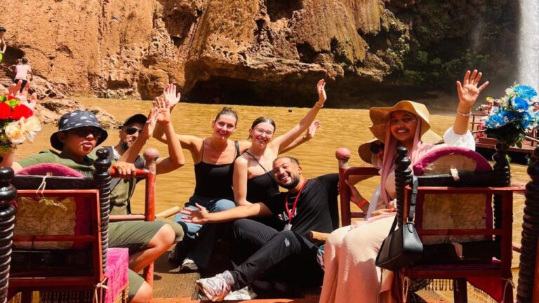 Des visiteurs en barque devant les cascades d'Ouzoud, au Maroc