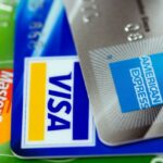 Gros plan sur des cartes Mastercard, Visa et American Express