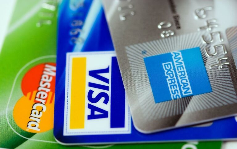 Gros plan sur des cartes Mastercard, Visa et American Express
