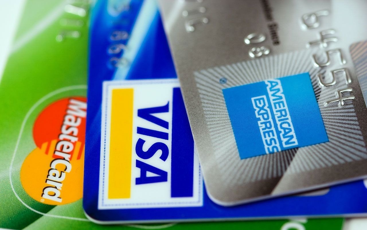 Gros plan sur des cartes Mastercard, Visa et American Express