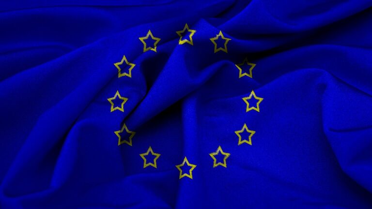 Le drapeau européen, ses étoiles jaunes sur fond bleu